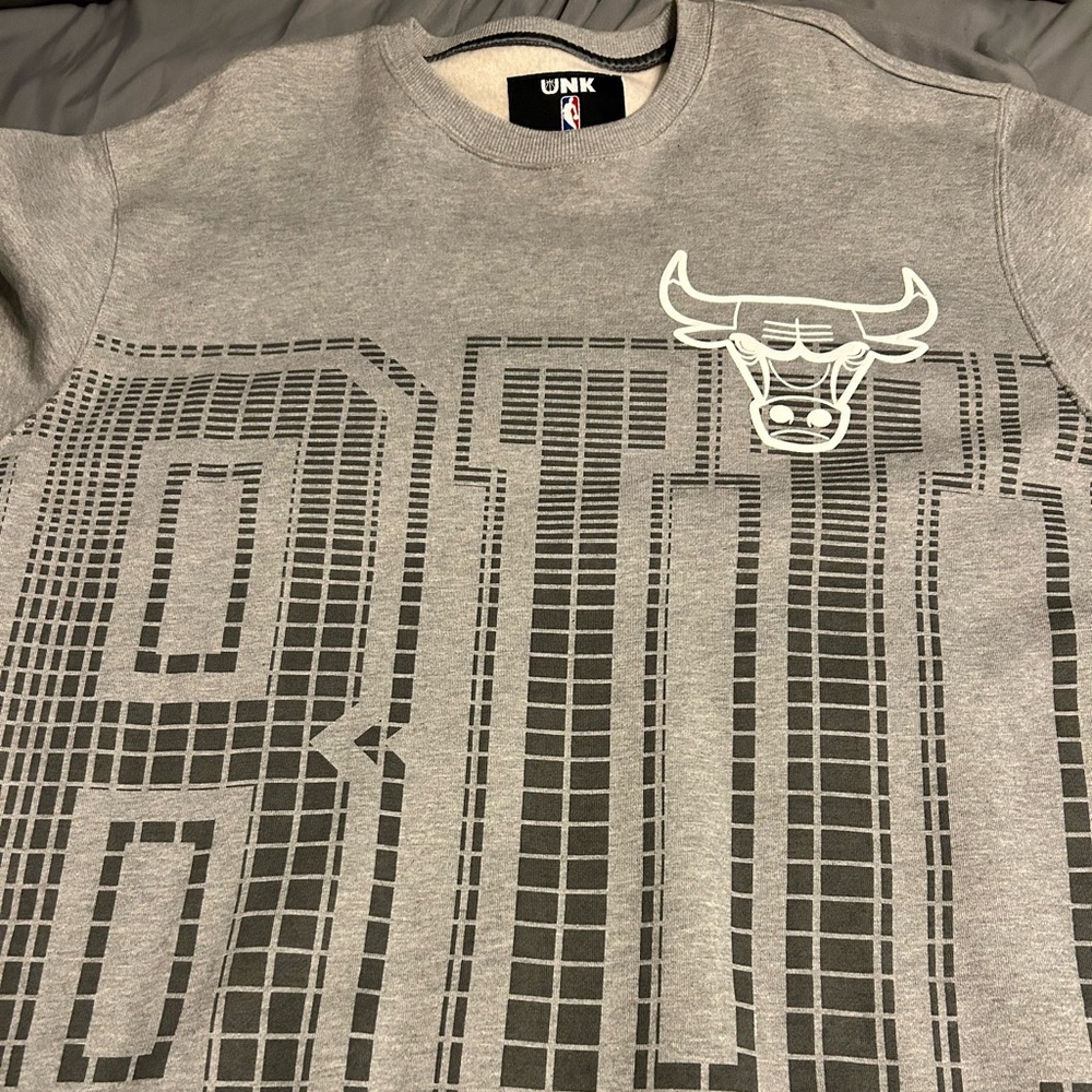 Chicago Bulls sweatshirt.